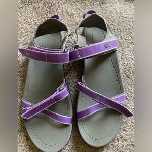 TEVA women’s verra sports sandals spider rubber . Size 9 . Brand new